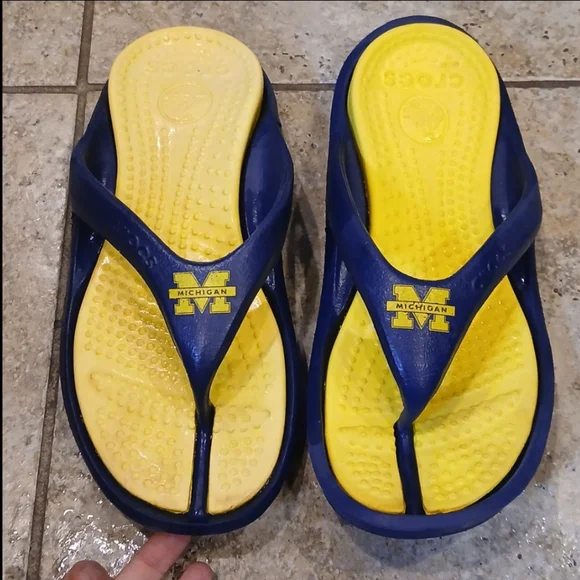 Crocs University of Michigan Wolverines men’s flip-flops size 8 Womens 10 - Picture 2 of 6